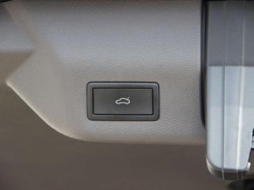 Volkswagen Multivan Van 2.0 TSI — photo 12
