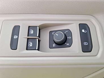 Volkswagen Multivan TSI Life — photo 16