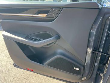Porsche Macan I 4 Electric — photo 5