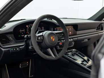 Porsche 911 Carrera GTS — photo 28
