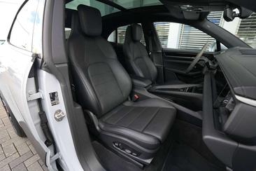 Porsche Macan I 4 Electric — photo 20