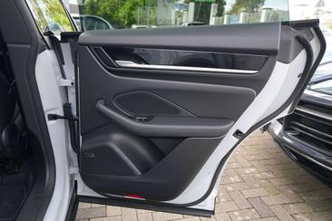Porsche Macan I 4 Electric — photo 38