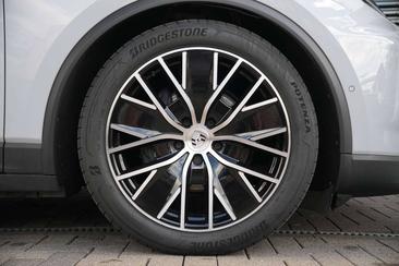 Porsche Macan I 4 Electric — photo 49
