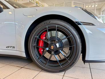 Porsche 911 Cabriolet Carrera 4 GTS — photo 9