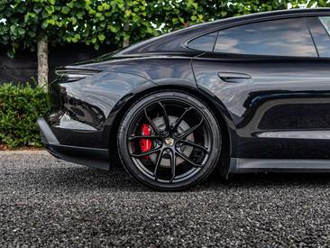 Porsche Taycan — photo 14