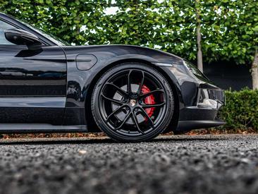 Porsche Taycan — photo 15