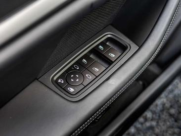 Porsche Taycan — photo 23