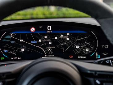 Porsche Taycan — photo 26