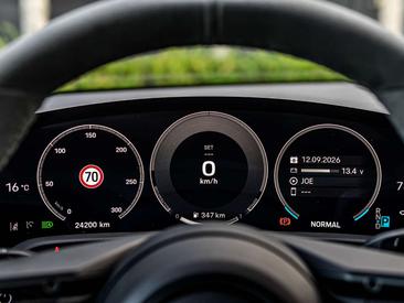 Porsche Taycan — photo 28