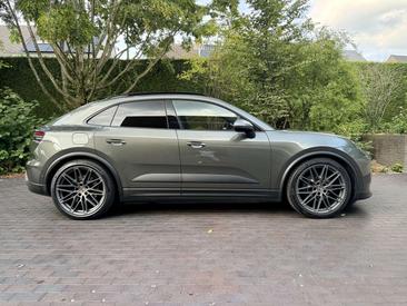 Porsche Macan I Electric — photo 16