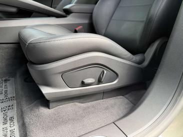 Porsche Macan I Electric — photo 23