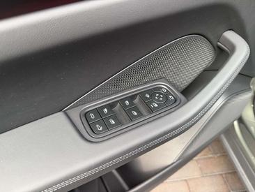 Porsche Macan I Electric — photo 25