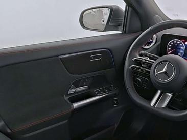 Mercedes GLA 180 — photo 9