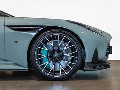 Aston Martin DB12 V8