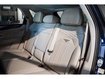 Bentley Bentayga Hybrid — photo 11