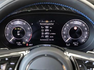 Bentley Bentayga V8 — photo 13