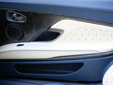 Aston Martin DBS Superleggera V12 — photo 27