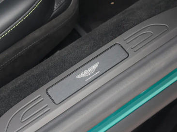 Aston Martin Vantage V8 — photo 23