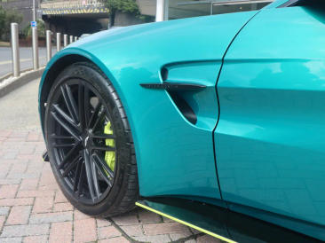 Aston Martin Vantage V8 — photo 29
