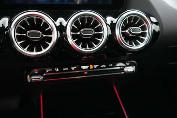 Mercedes EQA 250 — photo 26