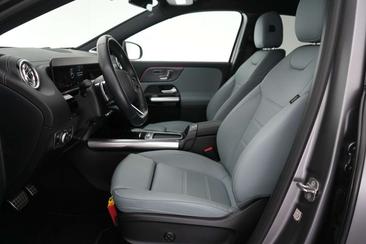 Mercedes EQA 250 — photo 17