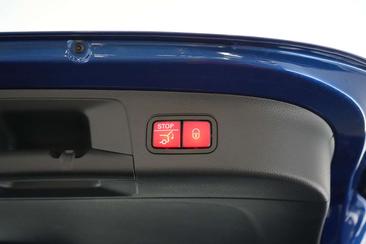 Mercedes EQA 250 — photo 22