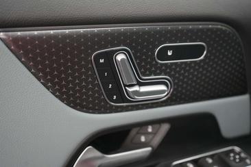Mercedes EQA 250 — photo 25