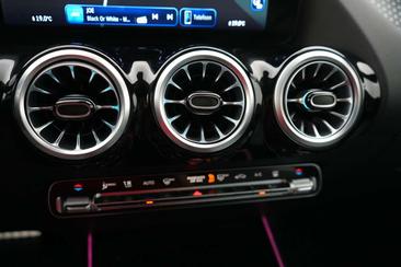 Mercedes EQA 250 — photo 28