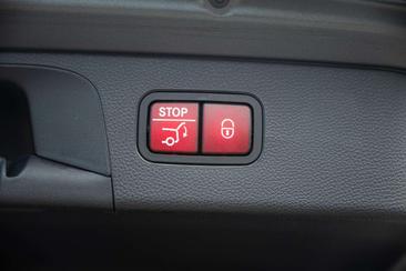 Mercedes GLC 300 E — photo 16