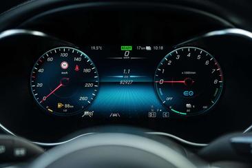 Mercedes GLC 300 E — photo 18