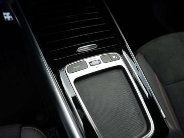 Mercedes GLA 200 — photo 16