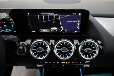 Mercedes GLA 250e — photo 11