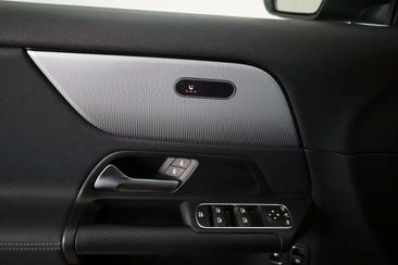 Mercedes GLA 250e — photo 21
