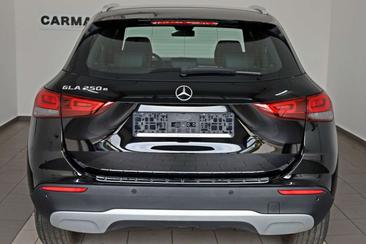 Mercedes GLA 250e — photo 26
