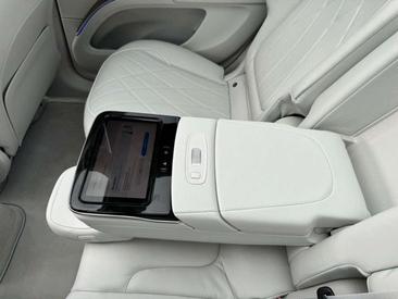 Mercedes EQS 450+ — photo 24