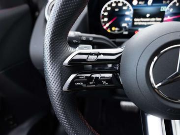 Mercedes GLA 200 — photo 18