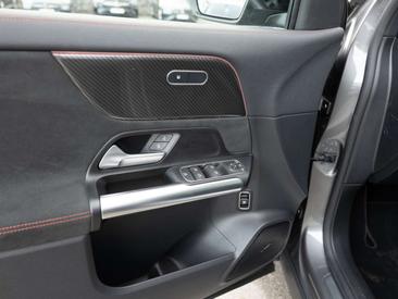 Mercedes GLA 200 — photo 23