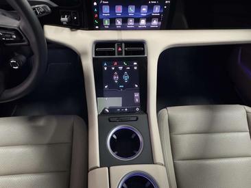 Porsche Taycan — photo 39