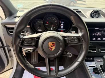 Porsche Macan — photo 12