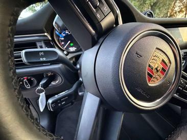 Porsche Macan — photo 11