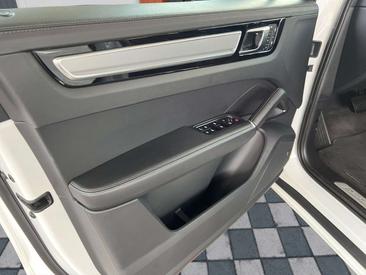 Porsche Cayenne E-Hybrid — photo 18