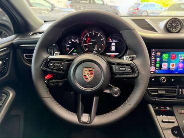 Porsche Macan — photo 8