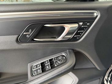 Porsche Macan — photo 15