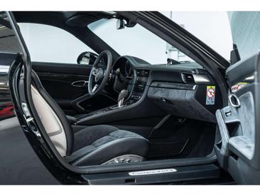 Porsche 911 Carrera 4 GTS — photo 17