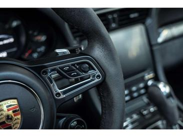 Porsche 911 Carrera 4 GTS — photo 27