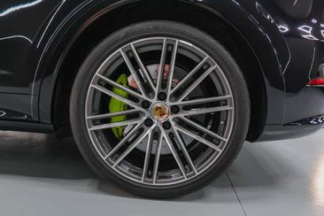 Porsche Cayenne Turbo S E-Hybrid — photo 38