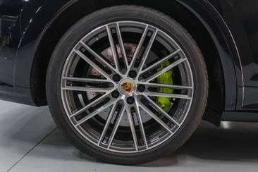 Porsche Cayenne Turbo S E-Hybrid — photo 41