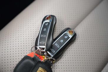 Porsche Taycan — photo 36