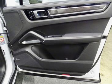 Porsche Cayenne Turbo — photo 17