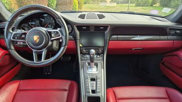 Porsche 911 Carrera 4 — photo 10